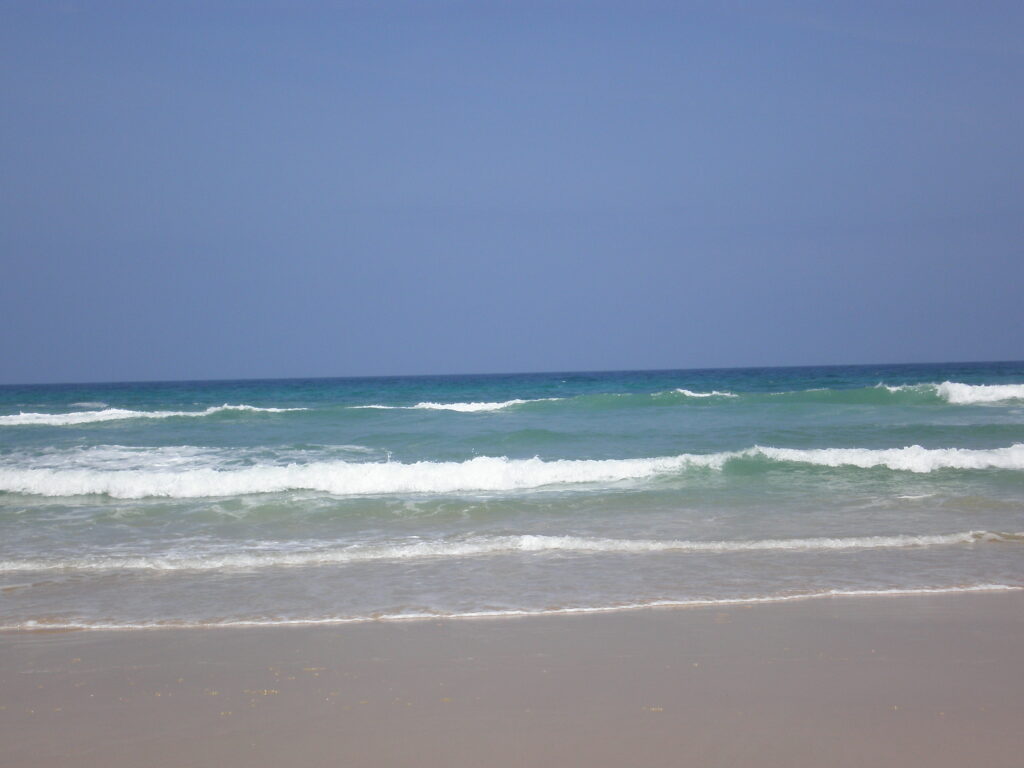 Bildausschnitt Strand in Dänemark, mit leichten Wellen im Meer, blauer Horizont, Prozessarbeit Gruppen, Psychomotorik Therapie Deborah Bruder